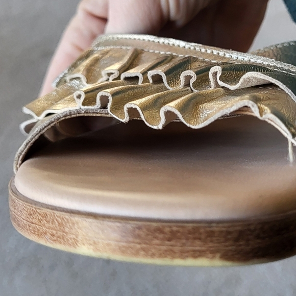 Mercanti Fiorenti Italian Gold Ruffled Slip On Sandals Size 10 - Picture 8 of 10